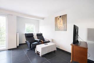 Op een steenworp van het gezellige dorpsplein van Moerbeke bevindt zich dit instapklare appartement met één slaapkamer, ideaal voor wie comfortabel...