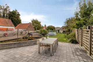 <u><strong>BEZOEKDAG OP ZATERDAG 14 NOVEMBER: Reserveer tijdig uw bezoekmoment!</strong></u> Een perfect onderhouden en verrassend ruime woning met authentieke uitstraling. Gelegen op wandelafstand van het centrum van Marke, het Preshoekbos én met een zeer vlotte verbinding naar de belangrijkste invalswegen. Het huis omvat een inkomhal, bureauruimte langs de straatzijde en een ruime inpandige garage met geïntegreerde wasplaats. Verder is er gelijkvloers nog een apart toilet en een zeer ruime badkamer. perfect droge voorraadkelder. De gezellige woonkamer met ronduit prachtige high-end afgewerkte open keuken (uitgerust met hoogwaardige materialen en topapparatuur) zijn perfect voor wie houdt van gastronomisch koken en stijlvol ontvangen. De leefruimtes geven bovendien uit op de mooi aangelegde tuin met terras, siervijver en tuinhuis achteraan. Op de bovenverdieping vinden we de (open, maar desgewenst perfect afsluitbare) master-bedroom met bureauhoek en ingemaakte kasten. Aansluitend zijn nog 2 volwaardige slaapkamers en een opbergzolder onder het dak. Deze woning is energiezuinig (EPC-label B) ,voorzien van een zonneboiler, 29 m2 zonnepanelen, conforme elektriciteit én asbestveilig. Kortom: Een perfect instapklare woning met garage en een perfect georiënteerde tuin en dit op een superligging! Totale perceeloppervlakte: 440 m2.