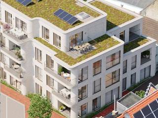 Prachtig 2-slaapkamer appartement, op de tweede verdieping met oostgericht terras in de op te richten Residentie NATIONS.<br /><br />Het appartement geniet van een doordachte indeling. U komt het appartement binnen via de inkomhal met vestiaire en toilet. In dit appartement worden 2 slaapkamers voorzien met een badkamer en een bergplaats. Tevens fietshakene en een private kelderruimte inbegrepen.<br /><br />De leefruimte bevat een zit- eethoek en een open keuken die toegang biedt op uw oostgericht zonneterras. <br /><br />Gelegen aan de Smedenstraat geniet u hier van een zeldzame combinatie van bruisende nabijheid en serene rust.<br /><br />Een wandeling langs de winkelstraten richting het strand, een glaasje op de Markt van Oud Knokke, een balletje slaan op de Golf of dineren in een van de talloze toprestaurants aan de kust — u woont hier mooi, centraal en comfortabel.<br /><br />Ondergronds heeft u de mogelijkheid tot het aankopen van een garagebox. Er werden voor dit appartement ook drie toegewezen fietsplaatsen voorzien in de ondergrondse fietsenstallingen.<br /><br />Duurzaamheid staat centraal: elk appartement wordt individueel verwarmd via een geothermische warmtepomp met vloerverwarming, inclusief passieve koeling voor de zomer. Een ventilatiesysteem D zorgt voor optimale luchtkwaliteit, zonder in te boeten op energiezuinigheid en akoestisch comfort.<br /><br />Residentie NATIONS is een zeldzame gelegenheid voor wie op zoek is naar compromisloze kwaliteit, in het meest gegeerde stukje van de Belgische kust.<br /><br />Bent u geïnteresseerd? Alle informatie is exclusief verkrijgbaar bij Immo NANO: contacteer ons via 050 60 60 78 of info@immonano.be.