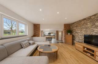 <p><strong>Te koop: ruime en energiezuinige woning met tuin en studio in Gaurain</strong><br /><br />In het centrum van <strong>Gaurain</strong>, vlak bij alle voorzieningen, bevindt zich deze ruime en comfortabele woning met open zicht op de velden en een zelfstandige studio.<br /><br />Wat maakt dit pand uniek?<br />Op het gelijkvloers beschikt de woning over een inkomhal met vestiaire en <strong>gastentoilet</strong>, een ruime <strong>leefruimte</strong> met open, volledig ingerichte <strong>keuken</strong>, een <strong>bureau</strong> of extra slaapkamer, een <strong>badkamer met douche</strong>, een <strong>wasplaats</strong> en een <strong>technische ruimte</strong>.<br />De verdieping telt <strong>drie ruime slaapkamers</strong>, een <strong>tweede douchekamer</strong> en een apart toilet.<br /><br />Buiten geniet je van een <strong>grote tuin met open zicht</strong>, waarvan een <strong>deel bouwgrond is</strong>, en een werkplaats met renovatiepotentieel.<br />Een extra troef is de <strong>volledig onafhankelijke studio</strong>, momenteel verhuurd aan €590/maand, wat zorgt voor onmiddellijk rendement.<br /><br />De woning is uitgerust met <strong>EPC B</strong>, conforme elektriciteit, 20 <strong>zonnepanelen</strong>, PVC-ramen met dubbele beglazing, centrale verwarming op gas, warmtepomp, houtkachel, thermodynamische boiler en aangesloten op de riolering.<br /><br />Voor wie is dit ideaal?<br />Ideaal voor grote gezinnen, kangoeroewonen, zelfstandigen of investeerders die ruimte, comfort en opbrengst willen combineren.<br /><br />Te koop via Immo Beguin, jouw vastgoedexpert sinds 2009, met kantoren in Ronse, Waregem, Kortrijk, Deinze, Doornik en Lessines.<br />Bezoek na afspraak bij loicvdv@immobeguin.be</p>