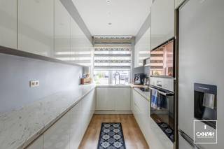 Dit verzorgde <strong>gelijkvloerse appartement</strong> combineert aangenaam wonen met een praktische ligging. Vlak bij invalswegen, horeca, scholen en gezondheidszorg heb je alle dagelijkse voorzieningen binnen handbereik. Ook de nabijgelegen Wondelgemse Meersen vormen een fijne troef voor wie graag even de buitenlucht opzoekt.<br /><br />De <strong>woonkamer </strong>verwelkomt je met veel natuurlijk licht en biedt plaats voor een gezellige <strong>zithoek en een eethoek</strong>. De <strong>afzonderlijke keuken</strong> is uitgerust met heel wat kast- en werkruimte.<br /><br />Het appartement telt <strong>twee slaapkamers</strong> en een <strong>verzorgde badkamer </strong>met douche, wastafelmeubel en toilet. Vanuit de tweede slaapkamer stap je rechtstreeks het <strong>terras </strong>op. Dankzij de <strong>westelijke oriëntatie</strong> geniet je hier van de avondzon: een aangename plek om de dag af te sluiten of rustig buiten te tafelen. Aansluitend bevindt zich een <strong>praktische berging met wasmachineaansluiting</strong>. Het terras beschikt ook over een<strong> afzonderlijke toegang naar buiten</strong>.<br /><br /><strong>Troeven: </strong>
<ul>
	<li>Gebouw grondig gerenoveerd in 2019</li>
	<li>EPC-label C </li>
	<li>Asbestveilig </li>
	<li>Conforme elektrische installatie</li>
</ul>
Benieuwd naar dit appartement? Neem dan contact op met <strong>Debora</strong> via <strong>debora@convas.be</strong>.