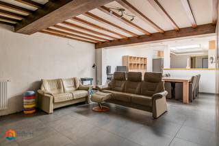 Op een uitstekende locatie te Begijnendijk bevindt zich deze instapklare woning met 3 slaapkamers. U bevindt zich hier vlak bij winkels en scholen, met bovendien een vlotte verbinding naar de belangrijkste invalswegen. <br /><br />We betreden de woning via de lichtrijke leefruimte, dewelke u kunt inrichten met een gezellige zithoek en aparte eetplaats. Aangrenzend bevindt zich de keuken, dewelke voorzien is van de voornaamste toestellen. Verder bevindt zich op het gelijkvloers de badkamer, uitgerust met een inloopdouche en een dubbele lavabo.<br />Via de nachthal op de eerste verdieping bereikt u twee slaapkamers. De zolder biedt bovendien de mogelijkheid om een derde slaapkamer te realiseren. Ten slotte beschikt u over een achterliggende garage. <br />Op het terras kunt u steeds in alle rust en privacy genieten van de mooie aangelegde tuin die dankzij het verzorgde groen een aangename en ontspannen sfeer uitstraalt. <br /><br />De woning is energiezuinig dankzij de aanwezigheid van zonnepanelen en een thuisbatterij.<br /><br />Dit is een uitstekende opportuniteit als u op zoek bent naar een instapklare woning te Begijnendijk. Contacteer ons voor meer informatie op 0487 32 91 87 of neem een kijkje op www.boonstravastgoed.be . <br /><br />Bijzonderheden:<br />- Garage<br />- 3 slaapkamers<br />- Zonnepanelen met thuisbatterij