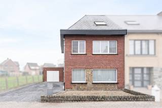 **Move-in ready family home with 5 bedrooms on 672 m² in Erpe-Mere**Discover this spacious and move-in ready home in the heart of Erpe-Mere, ideal...