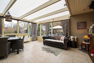 Ontdek deze halfopen bebouwing met een ruim perceel van 1.299 m², rustig gelegen in de Geneikenstraat te Lummen. Een interessante eigendom voor wie op zoek is naar ruimte, potentieel en een gunstige ligging.<br /><br />De woning is op te frissen en energetisch te renoveren, wat de ideale kans biedt om ze volledig naar eigen smaak en hedendaagse normen aan te passen. Het grote perceel biedt tal van mogelijkheden voor tuinliefhebbers of toekomstige meerwaarde.<br /><br />Buitengewone kenmerken;<br />-Halfopen bebouwing<br />-Perceel van maar liefst 1.299 m²<br />-Rustige ligging in Lummen<br />-Renovatie- en optimalisatiemogelijkheden<br />-Interessant voor eigen bewoning of investering<br /><br />EPC-score: F: Nieuwe eigenaars van een woongebouwen met een EPC-label E of F zullen verplicht worden om binnen de 5 jaar na overdracht de woning grondig energetisch te renoveren tot minimum EPC-label D. <br /><br />Ben je op zoek naar een woning met potentieel op een zeer goede ligging? Dan is deze eigendom zeker een bezoek waard.