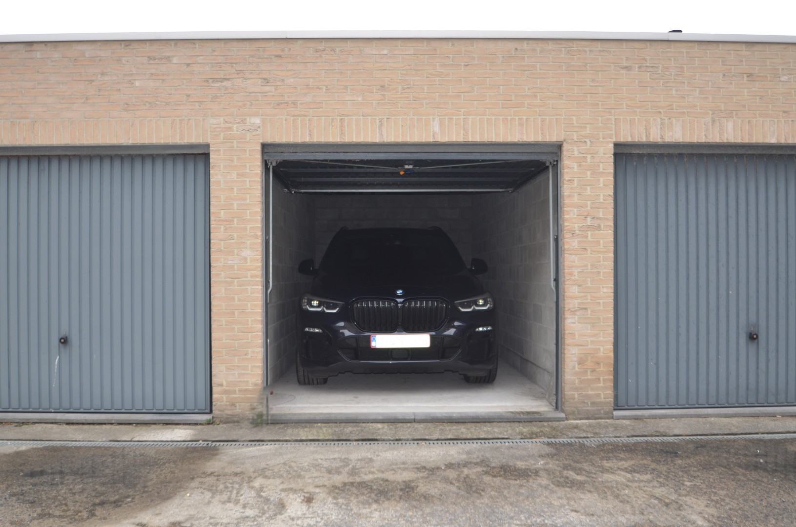 Ruime garagebox, makkelijk toegankelijk, gelegen vlakbij het dorp van Zeebrugge en de jachthaven.Afmetingen van ca 2m60 breed en 5m70 diep. Ref.G525