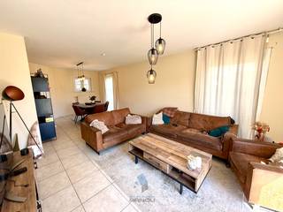 Deze verzorgde woning is gelegen in de rustige Vrouwenstraat te Astene, een aangename deelgemeente van Deinze. De ligging heeft een vlotte bereikbaarheid in de nabijheid van winkels, scholen en belangrijke invalswegen richting Gent en Kortrijk. Ideaal voor wie rustig wil wonen met alle voorzieningen binnen handbereik.<br /><br />De woning beschikt op het gelijkvloers over een inkomhal met gastentoilet, een ruime en lichtrijke leefruimte, een open keuken en een praktische berging met aansluiting voor een wasmachine. Aansluitend is er een garage.<br /><br />Op de eerste verdieping bevindt zich de nachthal die toegang geeft tot drie volwaardige slaapkamers en een ruime badkamer uitgerust met een dubbele lavabo, ligbad, douche en toilet.<br /><br />Buiten geniet u van een ruime tuin met terras en parkeermogelijkheid voor 2 à 3 wagens.<br /><br />Extra troef: de woning is momenteel verhuurd, wat dit ook interessant maakt als investering.<br /><br /><strong>Wenst u de woning te bezichtigen?</strong><br />Maak dan eenvoudig zelf uw afspraak voor het bezoekmoment van woensdag 22 april via de link op onze website.<br /> 