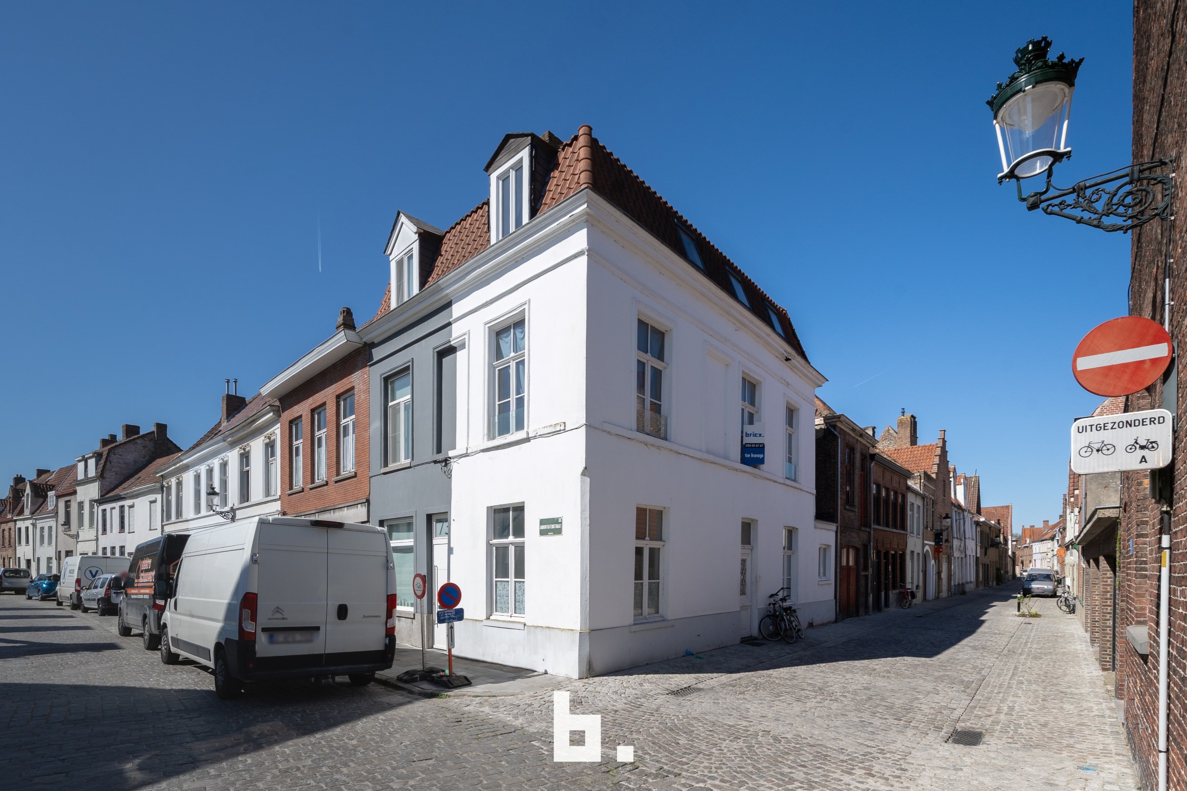Instapklare hoekwoning met 4 slaapkamers op zeer mooie locatie te centrum Brugge - foto 1