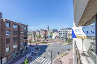 Zeer verzorgd appartement op de <strong>3e verdieping</strong> van residentie Gaudi met een fijn <strong>uitzicht op de Grote Markt van Sint-Niklaas</strong>. Het appartement scoort hoog op 'feel good' door de zeer ruime woonkamer en het open zicht op het marktplein.<br />Er zijn drie verschillende terrassen, 2 terrassen voor de slaapkamers, 1 terras voor de keuken en het balkon voor de woonkamer. Inclusief in de prijs zit de kelderberging. Mogelijkheid (geen verplichting) tot aankoop van <strong>1 of 2 open autostaanplaatsen</strong> (15.000€ / autostaanplaats).<br /><br />Je komt het appartement binnen via een ruime inkomhal met vestiaire en een afzonderlijk gastentoilet. De woonkamer is <strong>spacieus, kwalitatief ingericht</strong> met ondermeer een <strong>eiken parket en marmeren schouwmantel</strong>. De keuken is volledig uitgerust.<br /><br />Er zijn <strong>drie ruime slaapkamers </strong>met terrassen en één slaapkamer heeft zijn eigen badkamer met ligbad en dubbele lavabo. Bijkomend is er nog een badkamer / wasplaats met douche en lavabo. Een afzonderlijke berging op het appartement maakt het bovendien extra praktisch.<br /><br />Kortom een fantastisch appartement op een <strong>bijzonder interessante locatie</strong>!<br /><br />Bel voor info of een vrijblijvend bezoek naar 03 502 98 74 of mail naar emily@claves.be.