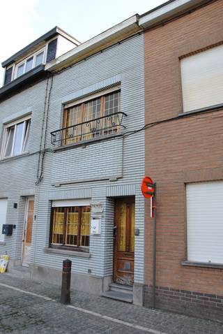 STARTERSWONING OF INTERESSANTE INVESTERING IN HARTJE GERAARDSBERGEN

Bent u op zoek naar een betaalbare woning met potentieel op een centrale ligging? Dan is deze charmante rijwoning in de Kleine Karmelietenstraat zeker een bezoek waard!

De woning bevindt zich op wandelafstand van winkels, scholen, openbaar vervoer en het station van Geraardsbergen. Dankzij deze uitstekende ligging vormt dit pand niet alleen een interessante gezinswoning, maar ook een aantrekkelijke investeringsopportuniteit. Het pand beschikt bovendien over een geldig conformiteitsattest, wat extra mogelijkheden biedt voor verhuur.

Binnenin vindt u een praktische indeling met een lichtrijke leefruimte, een geïnstalleerde keuken, een badkamer en twee slaapkamers. Achteraan geniet u van een gezellige stadskoer met berging, ideaal als buitenruimte of extra opslag. Het pand biedt een solide basis maar vraagt gedeeltelijke modernisering, waardoor u het volledig naar eigen smaak kan inrichten.

Ook op technisch vlak zijn er interessante troeven aanwezig. Zo beschikt de woning over een EPC-label D, wat betekent dat er geen renovatieverplichting van toepassing is. Daarnaast is de elektrische installatie conform gekeurd en beschikt het pand over een asbestveilig attest.

Verder is de woning gelegen in woongebied, met een P-score A en G-score A, en bevindt ze zich niet in overstromingsgevoelig gebied.

Troeven:
Centrale ligging nabij alle voorzieningen
2 slaapkamers
Gezellige stadskoer met berging
EPC-label D (geen renovatieverplichting)
Conforme elektrische installatie
Asbestveilig attest
Geldig conformiteitsattest
Interessant als starterswoning of investering

Bent u op zoek naar een betaalbaar pand met potentieel op een topligging in Geraardsbergen? Contacteer CasaVista Vastgoedkantoor voor een bezoek ter plaatse! 