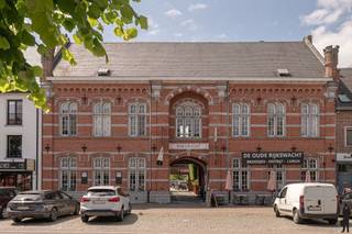 <strong>Duplexappartement</strong> met prachtig <strong>terras</strong> (50m²!) gelegen in centrum van <strong>Hoogstraten</strong> in schitterend monumentaal pand "Residentie De Rijkswacht".<br /><br /><span><strong>Indeling:</strong></span> <br />- Ruime leefruimte met open keuken <br />- Toilet<br />- Groot<strong> terras</strong> van ca. 50m²!<br /><br /><strong>Verdieping:</strong><br />-<strong> 2 slaapkamers</strong><br />- Badkamer<br /><br />- Carport en extra bergruimte inbegrepen<br /><br /><span><strong>Algemeen:</strong></span> <br />- Beschermd eigendom<br />- Momenteel verhuurd<br />- Westgericht terras<br />- Rustig gelegen, doch in het centrum van Hoogstraten