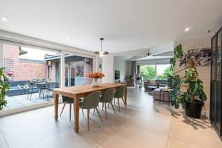 [[ DIT PAND NEEMT DEEL AAN DE ERA OPEN HUIZEN DAG OP 13/6 VAN 14:30 TOT 15:30 ]]
<p>Te koop: karaktervolle woning in het centrum van Temse, op wandelafstand van scholen, openbaar vervoer, treinstation en ziekenhuis.</p>

<p> </p>

<p>Deze woning, gebouwd tussen 1900 en 1918, combineert authentieke charme met royale leefruimtes. De enorm mooie open ruimtes met veel lichtinval zorgen voor een aangename sfeer. De grote garage biedt plaats voor meerdere wagens, ideaal voor gezinnen of wie extra opslag nodig heeft. Bovendien geniet u van een lichtrijke binnenkoer en een zonnige tuin, perfect voor ontspanning.</p>

<p> </p>

<p>Belangrijkste ruimtes:<br />• Ruime living (47 m²) met overvloedig daglicht<br />• Volledig ingebouwde keuken (20 m²)<br />• 5 slaapkamers (13 m², 19 m², 30 m², ...)<br />• 2 badkamers, waaronder één met inloopdouche en dubbele wastafel en één nog af te werken<br />• 3 Praktijkruimtes (20m², 6 m², 6 m²) die vrij in te vullen zijn<br />• Bergingen (7 m² en 8 m²)<br />• Dressing (10 m²)<br />• Grote garage voor meerdere wagens en kleine zelfstandige <br />• Zonnige tuin<br />• Een patio die heel gezellig is ingericht <br />• Aanwezigheid van 18 zonnepanelen  + thuisbatterij</p>

<p> </p>

<p>Troeven:<br />• Enorm mooie open ruimtes met veel lichtinval<br />• Grote garage met plaats voor meerdere wagens<br />• Lichtrijke binnenkoer en zonnige tuin</p>

<p> </p>

<p>Neem vandaag nog contact op met uw ERA-makelaar voor een bezoek.</p>

<p> </p>

<p>JOUW DROOMHUIS. ZO GEVONDEN!</p>