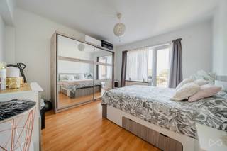 <p><span>Informatie en bezoeken: </span><span>maxime.l@weinvest.be</span><span> | 02 315 77 22</span></p>
<p><span>We Invest heeft het genoegen u dit ruime appartement in zeer goede algemene staat voor te stellen, gelegen in een uiterst goed bereikbare wijk | metro lijnen 2 en 6 | buslijnen 9, 82, 49 en 63 | supermarkten, parken en scholen op minder dan 10 minuten wandelafstand.</span></p>
<p><span>Het appartement bevindt zich op de 3e verdieping van een kleine, goed onderhouden mede-eigendom en beschikt volgens het EPC over een bewoonbare oppervlakte van ±84m², ingedeeld als volgt:</span><br /><span>Inkomhal, woonkamer met eetruimte van ±26m², momenteel aparte ingerichte keuken, badkamer, 2 slaapkamers (14m² - 9m²) en een buitenruimte.</span></p>
<p><span>Een kelder en een gesloten garagebox (+20.000,- EUR) vervolledigen dit pand.</span></p>
<p><span>Het appartement is uitgerust met dubbele beglazing en individuele verwarming. Momenteel beschikt het over een EPC-score E. De gevel van de mede-eigendom zal echter worden geïsoleerd, waardoor een projectie richting EPC C wordt voorzien.</span></p>
<p><span>Opgelet: de mede-eigendom heeft reeds (volledig betaald!) de isolatie van de gevel gepland om de EPC-scores van de verschillende units te verbeteren en te streven naar een C-label. Elektriciteit conform tot maart 2030.</span></p>
<p><span>Wacht niet langer en neem contact met ons op voor meer informatie of een bezoek!</span></p>