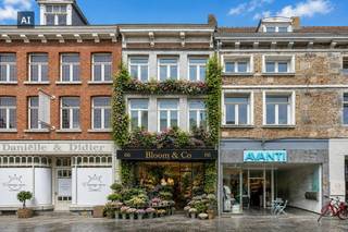 Op zoek naar een uniek pand dat wonen en werken naadloos combineert? Deze uitzonderlijk ruime en kwalitatief gerenoveerde handelswoning aan de Bosstraat 66 in Maaseik biedt het allemaal. Dankzij het gebruik van hoogwaardige, natuurlijke materialen zoals natuursteen en eiken parket, gekoppeld aan authentieke houten balken en een prachtige historische voorgevel, straalt het pand enorm veel karakter uit.<br /><br />Indeling:<br />Gelijkvloers:<br />- ruim handelspand (159 m²)<br />- bureelruimte met kitchenette en maatwerkkasten<br /><br />Aan de achterzijde van het perceel is er een ruim aangelegd terras aanwezig, pal op het zuiden gericht!<br /><br />Verdieping +1<br />- lichtrijke woonkamer met extra hoog plafond<br />- kwalitatieve keuken met natuurstenen werkblad en gasfornuis<br />- bureelruimte/polyvalente ruimte (momenteel ingericht als muziekkamer)<br />- gastentoilet<br />- ruime badkamer (douche, ligbad, dubbele lavabo) <br />- 2x dressing (langs en onder de trappenhal)<br />- ruime masterbedroom, voorzien van parketvloer<br /><br />Via de woonkamer is er tevens een leuk zonnebalkon te betreden, ideaal voor het koffietje in de ochtend.<br /><br />Verdieping +2:<br />- nachthal<br />- 2x ruime slaapkamer, beide voorzien van authentieke eiken parketvloer<br /><br />Verdieping +3: <br />- nachthal<br />- 2x riante slaapkamer onder het schuine dak, voorzien van tapijt<br /><br />Zolder:<br />- riante zolder ruimte, zelf verder af te werken en in te delen<br /><br />Kelder:<br />- gewelfde kelder, ideaal voor opbergruimte<br /><br />Via een recht van doorgang (erfdienstbaarheid) aan de achterzijde heeft u een private doorgang naar de Rueelstraat. Zo betreedt u de woning gemakkelijk te voet of met de fiets, volledig los van de handelsruimte. Dit maakt het bovendien perfect mogelijk om de woning en de handelsruimte op te splitsen.<br /><br />Laat u verrassen door de ruimte en het karakter van deze herenwoning. Plan uw vrijblijvende afspraak in en kom het zelf beleven.<br /><br />Deze AI-visualisaties zijn bedoeld als inspiratie. Er werd geen rekening gehouden met technische specificaties, stedenbouwkundige voorschriften of de concrete mogelijkheden tot realisatie.
