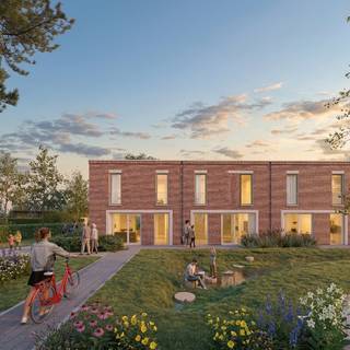 Langs de Bredestraat in Oostakker ontwikkelt Hectaar een nieuwe, groene woonwijk met 28 duurzame woningen, bestaande uit 9 halfopen en 19 gesloten bebouwingen. De woningen liggen rond een autovrij binnengebied, waardoor een rustig en kindvriendelijke woonbuurt ontstaat. Elke woning beschikt over een privatieve tuin en een eigen parkeerplaats. De buurt wordt aantrekkelijk dankzij ruime groenzones, nieuwe aanplantingen, een collectieve moestuin en een gedeelde fietsenberging. De ligging biedt een vlotte verbinding met zowel het centrum van Oostakker als de invalswegen richting Gent. In de nabije omgeving vind je winkels, scholen, openbaar vervoer en recreatie, terwijl het project zelf uitgroeit tot een kleinschalig en aangenaam woonerf.<br /><br /><strong>Indeling van de woning:</strong><br />Gelijkvloers: een inkomhal met gastentoilet, ruime en lichtrijke leefruimte met open keuken, praktische berging.<br />Verdiep: een nachthal met apart toilet, 3 volwaardige slaapkamers, aparte berging en badkamer met ligbad, inloopdouche en dubbel lavabomeubel. <br /><br /><strong>Waarom kiezen voor dit project: </strong>
<ul>
	<li>Aantrekkelijke lanceringsprijzen</li>
	<li>Volledig aangelegde en omheinde tuin</li>
	<li>Eigen parkeerplaats met voorbereidingen voor elektrische laden</li>
	<li>Vloerverwarming op het gelijkvloers in combinatie met lucht/water warmtepomp, inclusief zonnepanelen </li>
	<li>Regenwaterput van 7.500 liter aangesloten op toiletten, wasmachine en buitenkraan</li>
	<li>Toegang via een tuinpoortje tot de gemeenschappelijke achterliggende tuinzone</li>
	<li>Inclusief private tuinberging</li>
</ul>
Of je nu op zoek bent naar een gezinsvriendelijke thuis of een slimme investering overweegt, dit project biedt een unieke combinatie van ligging, duurzaamheid en woonkwaliteit.<br />Contacteer ons vandaag nog voor meer informatie of een afspraak op ons kantoor.