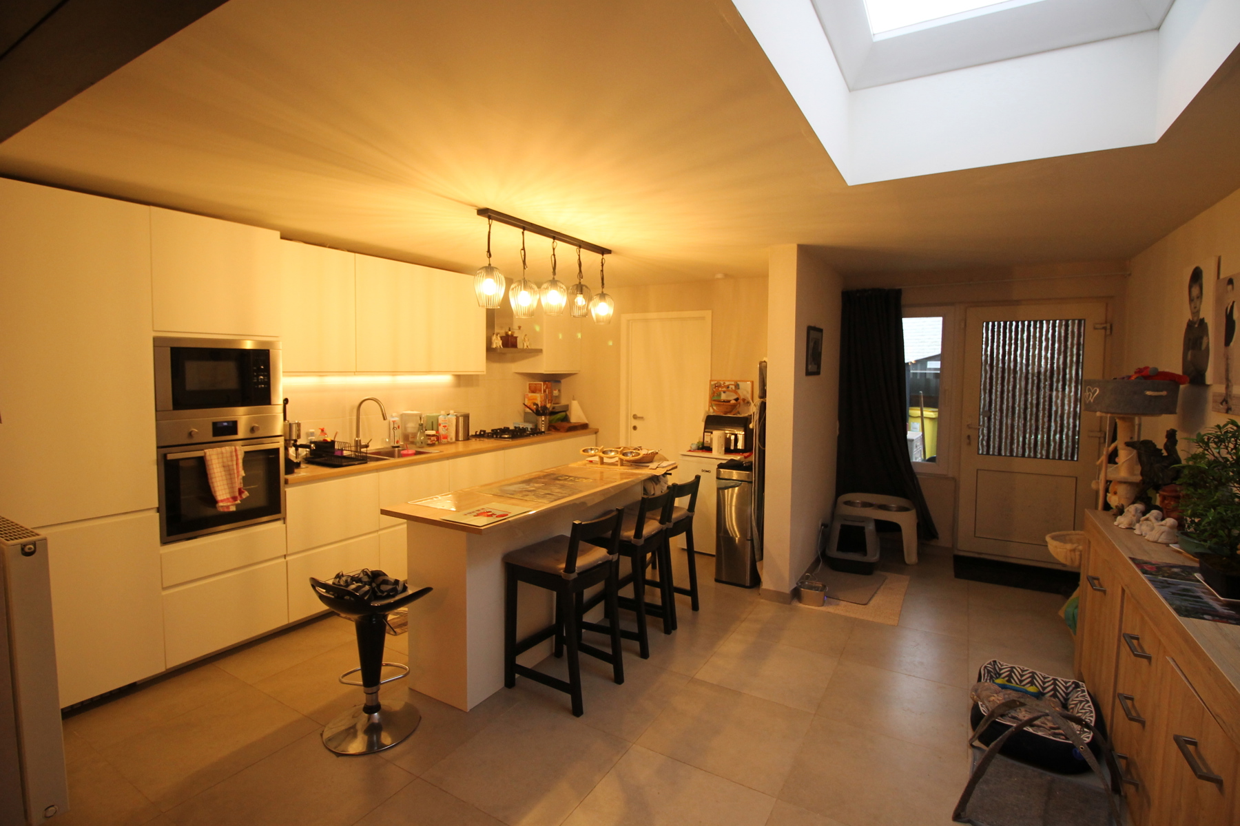 Gerenoveerde gezinswoning met 3 slaapkamers, terras en tuin op een zeer centrale, doch rustige ligging. - foto 5