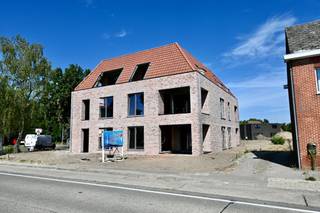 Ruim appartement op de eerste verdieping met 2 slaapkamers !Indeling : woonkamer met open keuken , overdekt terras , berging , nachthal , badkamer ,...