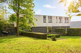 Op een ruim perceel van maar liefst 2266 m2 bevindt zich deze stijlvolle, moderne villa met een indrukwekkende bewoonbare oppervlakte van 325 m². Het betreft een (ver)nieuwbouw uit 2017, waarbij een stijlvolle, moderne villa werd gerealiseerd met hedendaags wooncomfort (EPC B) en een uitzonderlijk ruimtegevoel.Bij het betreden van de woning verwelkomt een ruime inkomhal u in een lichtrijk &amp; open leefgedeelte. De prachtige leefruimte met volledig geïnstalleerde open keuken, vloerverwarming &amp; een indrukwekkende plafondhoogte vormt het absolute hart van de woning. De gezellige zithoek met houthaard zorgt voor extra sfeer en warmte.Met maar liefst 6 slaapkamers, 2 badkamers &amp; een douchekamer, biedt deze woning een zee aan ruimte voor een groot gezin, thuiswerk of het ontvangen van gasten. Ook buiten is het volop genieten! De prachtige, groene tuin vormt een oase van rust en privacy, met alle ruimte om te ontspannen en van het buitenleven te genieten. Vooraan beschikt de woning bovendien over een praktische carport voor twee wagens en extra berging.De oprit en toegang tot de woning dienen nog verder aangelegd en afgewerkt te worden, wat de toekomstige eigenaar de mogelijkheid biedt om deze volledig naar eigen smaak en wensen aan te leggen.Mogelijkheid om aanpalend perceel bouwgrond mee aan te kopen.Een unieke combinatie van ruimte, architectuur, energiezuinigheid &amp; een schitterende groene omgeving.Graag een bezoek? contacteer me op: Caroline@immobeguin.be
