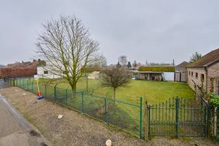 <strong>Gunstig gelegen bouwgrond van 6a 77ca voor het bouwen van een open bebouwing.</strong> De grond is gelegen langs de Panhovenstraat en biedt zeer veel mogelijkheden. Mogelijkheid tot het bouwen van een ruime woning. Soepele voorschriften. <strong>Zuid-oost gerichte tuin!</strong> <br /><br /><em>Zeer soepele bouwvoorschriften voor een open bebouwing:</em><br /><span>- Bouwdiepte: Gelijkvloers: maximaal 17m (aanhorigheden dienen opgericht onder hetzelfde dak van de hoofdbouw en hiermee één geheel te vormen)</span><br /><span>- Bouwhoogte: maximaal 6 meter (tussen grondpeil en kroonlijst)</span><br /><span>- Breedte: Maximum 12 meter<br /></span><br /><span>De bouwgrond leent zich ideaal voor een mooie woning met een grote bewoonbare oppervlakte. Rust verzekerd!</span><br /><br /><span>Voor de volledige uitleg: 011/39 90 50 of info@jansenrealestate.be</span><br /><br /><span>Wij ontzorgen je ook voor de </span><strong>verkoop</strong><span> van je </span><strong>huidige woning</strong><span>! Voor meer uitleg helpen we je graag verder.</span>