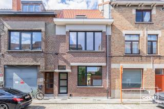 Deze <strong>volledig gerenoveerde woning</strong> met<strong> vier ruime slaapkamers</strong> is gelegen op een leuke locatie te Mariakerke en op fietsafstand van het Gentse stadcentrum (3km).<br /><br />Via de inkomhal, voorzien van een gastentoilet, komt u in de <strong>lichtrijke leefruimte</strong> met eetplaats. Aan de achterzijde van de woning bevindt zich de ruime, <strong>lichtrijke keuken</strong> met zicht op en toegang tot de heel aangename, <strong>rustige en zonnige tuin</strong>. <br /><br />Op de tussenverdieping bevindt zich de <strong>ruime en stijlvolle badkamer</strong>, voorzien van een ligbad, douche, toilet en dubbele wastafel. Op de eerste verdieping bevinden zich twee ruime slaapkamers. De tweede verdieping biedt plaats aan nog eens twee volwaardige slaapkamers.<br /><br />Deze pas gerenoveerde instapklare woning wordt gekenmerkt door haar bijzonder <strong>aangename lichtinval</strong>, ruimtelijk gevoel en <strong>hoogwaardige afwerking</strong>. Ook de centrale ligging vormt een extra troef, gemakkelijk bereikbaar zowel met de fiets als met de wagen.<br /><br />Interesse in deze knap gerenoveerde, leuke woning met tuin? <strong>Contacteer Gijs</strong> via gijs@convas.be of 0492 84 48 24 (telefonisch of via Whatsapp).