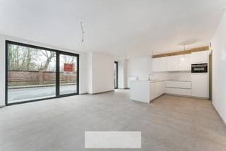 <p><strong><span>6% BTW MOGELIJK - BEZOEK ONS LAATSTE APPARTEMENT</span></strong><br /><br />LAATSTE APPARTEMENT TE KOOP (6% BTW mogelijk)<br /><br />Bent u benieuwd? Wacht niet en mail ons op <strong>verkoop@groepthiers.be</strong> of bel <strong>0499/11 77 66 - 056 21 61 61</strong><br /><br />Dit <strong>prachtig appartement van 119 m² </strong>bevindt zich op het gelijkvloers in residentie Albatros.<br /><br />Zodra u binnenkomt, ervaart u hoe <strong>lichtrijk en zonnig </strong>dit appartement is. U wordt er werkelijk helemaal optimistisch van. De leefruimte is 1 grote ruimte met een <strong>open ingerichte keuken, eetplaats</strong> en <strong>salon</strong>. Daarnaast beschikt u over <strong>2 grote slaapkamers. </strong>U vindt er ook nog een <strong>gastentoilet, een ruime badkamer en apart nachttoilet. </strong>Aansluitend aan de keuken bevindt zich een bergruimte waar u een wasmachine, droogkast en diepvries kan herbergen.<br /><br /><span><em>U heeft de mogelijkheid om ook een grote ondergrondse garagebox en individuele ondergrondse berging bij te kopen.</em></span><br /><br />Bent u benieuwd? Wacht niet en mail ons op <strong>verkoop@groepthiers.be</strong> of bel <strong>0499/11 77 66 - 056 21 61 61</strong></p>