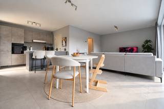 RUIM LICHTRIJK GELIJKVLOERS APPARTEMENT MET 2 SLKPS EN GROOT TERRAS<br /><br />INDELING: Grote leefruimte met aanpalend terras van 27,40 m². Mooi ingerichte, nieuwe open keuken. Nachthal met met grote berging/wasplaats en een apart toilet. Ruime badkamer met inloopdouche. Twee grote slaapkamers. Privatieve autostaanplaats.<br />INFORMATIE:<br />- Totale oppervlakte (inclusief terras): 120,43 m²<br />- Woonopp: 93,03 m²<br />- 2 slpk appartement met terras (27,40 m²)<br />- Autostaanplaats<br />- Beschikbaar vanaf 01/01/2027<br />- HUURPRIJS: 800 EUR/maand + 70 EUR algemene kosten/maand<br /><br /><strong>BEZOEKMOMENT VOLZET |</strong><br />