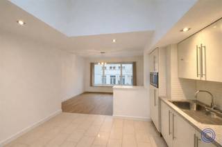 <p><span>Informatie appartement</span></p><p><span>Dit instapklare appartement is gelegen in een gezellige wandelstraat in het historische centrum van Antwerpen, op een absolute toplocatie nabij de Vrijdagmarkt, Grote Markt en Groenplaats. Het appartement beschikt over een lichtrijke woonkamer met gevelbrede raampartij, een volledig uitgeruste keuken met koelkast en vriesvak, combi-oven, gasvuur en wasmachine. Verder is er een ruime slaapkamer, een praktische badkamer met instapdouche en toilet, en een aparte berging met droogkast en condenserende gasketel. Het gebouw is goed onderhouden en bestaat uit slechts één appartement per verdieping. Het dak werd vernieuwd en geïsoleerd. Parlofoon aanwezig, geen lift. De maandelijkse kosten bedragen 75 euro (syndicus, blokpolis, verbruik en onderhoud van de gemeenschappelijke delen). Dankzij de uitstekende ligging geniet u van alle troeven van de stad: winkels, horeca, openbaar vervoer en de Scheldekaaien op wandelafstand. De voetgangerstunnel naar Linkeroever bevindt zich op slechts 75 meter. Ideaal voor expats of professionals die op zoek zijn naar een instapklaar appartement op toplocatie.</span></p><p><span> </span></p><p><span>Indeling</span></p><ul><li><span>Dit aangename en lichtrijke appartement is praktisch ingedeeld en geniet van veel lichtinval in de woonkamer dankzij de grote raampartijen en lichtstraat.</span></li><li><span>Volledig uitgeruste keuken op onderhoudsvriendelijke tegelvloer, voorzien van o.a. een koelkast met vriesvak, combi-oven, gasvuur, dampkap met koolstoffilter, spoelbak en wasmachine.</span></li><li><span>Ruime berging met droogkast en condenserende gasketel.</span></li><li><span>Royale slaapkamer ca. 16m², achteraan gelegen.</span></li><li><span>Praktische badkamer met instapdouche, lavabomeubel met spiegelkast en toilet.</span></li></ul><p><span> </span></p><p><span>Extra’s</span></p><ul><li><span>Opfrisbeurt van het appartement in 2026.</span></li></ul><p><span> </span></p><p><span>Algemene informatie</span></p><ul><li><span>Huurprijs: €1.000 / maand</span></li><li><span>Algemene kosten: €75 / maand (syndicus, blokpolis, onderhoud en verbruik van de gemeenschappelijke delen)</span></li><li><span>Beschikbaarheid: onmiddellijk</span></li><li><span>Huurwaarborg: 3 maanden</span></li></ul><p><span> </span></p><ul><li><span>Verbruik: aparte meters voor gas en elektriciteit</span></li><li><span>Opmaak intredende plaatsbeschrijving: € 175 excl. btw per partij.</span></li></ul><p><span> </span></p><p><span>Gebouw</span></p><ul><li><span>Goed onderhouden gebouw bestaande uit een kelder, handelsgelijkvloers en drie verdiepingen, telkens met één appartement.</span></li><li><span>Het dak werd vernieuwd en geïsoleerd in 2023.</span></li><li><span>Parlofoon aanwezig.</span></li><li><span>Geen lift.</span></li></ul><p><span> </span></p><p><span>Ligging</span></p><ul><li><span>Gelegen in een gezellige wandelstraat in het hart van het historisch centrum van Antwerpen.</span></li><li><span>Op wandelafstand van de Vrijdagmarkt, Grote Markt en Groenplaats.</span></li><li><span>Tal van winkels, horeca, scholen en openbaar vervoer in de onmiddellijke omgeving.</span></li><li><span>Voetgangerstunnel naar Linkeroever op ca. 75 m.</span></li><li><span>Scheldekaaien op ca. 150 m — ideaal voor ontspannende wandelingen of sport.</span></li><li><span>Mobiscore: 9,2/10.</span></li></ul><p><span> </span></p><p><span>*De informatie in deze prospect is ter informatieve titel: de kandidaat-huurders moeten hun eigen zaak maken van het verkrijgen, controleren en interpreteren van deze informatie.</span></p>