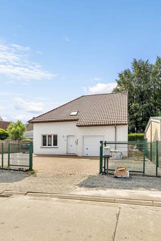 <p>Op een residentiële ligging in Denderleeuw bevindt zich <strong>deze instapklare woning</strong>. Winkels, scholen en openbaar vervoer bevinden zich op een steenworp afstand, evenals de verbindingswegen naar Aalst, Ninove en Brussel. Het treinstation van Denderleeuw bereikt men op slechts 5 minuten rijden. Het gelijkvloers omvat een inkomhal, een ruime living met salon en eetplaats, een vernieuwde leefkeuken en <strong>een garage</strong>. Op het verdiep bevinden zich<strong> drie slaapkamers,</strong> een bureau, een dressing, een berging en maar liefst <strong>twee badkamers</strong>, wat deze woning bijzonder geschikt maakt voor grotere gezinnen of mensen die extra ruimte wensen.<strong> De eigendom is volledig afgesloten en biedt veel privacy. </strong>Tevens beschikt men over <strong>een onderhoudsvriendelijke betegelde tuin, een oprit en een voortuin. Geen renovatieplicht - </strong>Betonnen constructie - Centrale verwarming op stookolie - Buitenschrijnwerk in pvc met dubbele beglazing - Dak met pannen - Sectionale garagepoort</p>