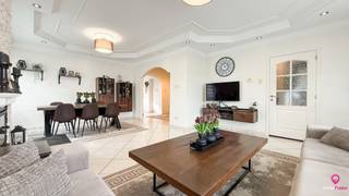 <p>Bij ImmoFusion 7/7 “open huis”: klik op onze 3D-TOUR.<br />Ervaar vastgoed alsof je er zelf doorloopt!</p>
<p>Ontdek deze charmante <strong>open bebouwing</strong> aan de <strong>Edward Staintonstraat 17 in Heusden-Zolder</strong>, perfect gelegen in het <strong>centrum van Heusden</strong>. Deze woning met een bewoonbare oppervlakte van <strong>125 m²</strong> staat op een perceel van <strong>450 m²</strong> met een <strong>straatbreedte van 29 meter</strong> en biedt alles wat je zoekt in een instapklare gezinswoning!</p>
<p>De woning werd <strong>volledig gerenoveerd in 2010</strong> en is tot in de puntjes onderhouden. Dankzij de <strong>volledig omheinde tuin met poort</strong> geniet je hier van maximale privacy en een veilig buitengevoel voor het hele gezin.</p>
<p>Bij het binnenkomen tref je een <strong>lichte inkomhal</strong> met ruimte voor een vestiairekast. Links leidt een doorgang naar de <strong>open leefruimte</strong>, een grote gezellige ruimte die <strong>de woonkamer, eetkamer en keuken</strong> harmonieus met elkaar verbindt. De <strong>grote raampartijen</strong> zorgen voor een overvloed aan natuurlijk licht en een open, huiselijke sfeer.</p>
<p>De <strong>keuken</strong> is praktisch en ruim, in uitstekende staat en voorzien van alle nodige comfort — een aangename plek om dagelijks te koken of gezellig samen te komen. Achter de keuken vind je een <strong>tweede zitruimte</strong>, ideaal als ontspanningshoek of speelruimte, met aansluitend het <strong>eerste toilet</strong>.</p>
<p>Via een kleine trap bereik je het <strong>split-level</strong>, waar de <strong>badkamer</strong> zich bevindt: modern ingericht met een <strong>inloopdouche</strong>, <strong>tweede toilet</strong> en een <strong>stijlvolle wastafel</strong>. Verder vind je <strong>drie ruime slaapkamers</strong>, elk met voldoende lichtinval en indelingsmogelijkheden. Perfect voor een gezin of wie graag een extra bureauruimte voorziet.</p>
<p>De woning beschikt over een <strong>volledige kruipkelder</strong>, die deels werd ingericht met een <strong>inpandige garage, berging en wasruimte</strong> — handig voor opslag of als werkplaats. Achteraan bevindt zich een <strong>overdekt terras (carport)</strong>, ideaal voor gezellige zomeravonden of buiten dineren.</p>
<p>De <strong>tuin</strong> is volledig omheind en keurig aangelegd, met voldoende ruimte voor kinderen, huisdieren of tuinliefhebbers. Dankzij de <strong>centrale ligging</strong> zijn winkels, scholen en openbaar vervoer op wandelafstand, terwijl je ook snel aansluiting vindt met de autosnelweg.</p>
<p><strong>Pluspunten:</strong></p>
- Volledig instapklare open bebouwing<br />- Gerenoveerd in 2010 – dak vernieuwd en in goede staat<br />- 3 ruime slaapkamers<br />- 2 toiletten – 1 beneden, 1 op badkamer<br />- Grote open leefruimte met veel lichtinval<br />- Volledig kruipkelder met garage, berging en wasruimte<br />- Volledig omheind perceel met poort<br />- Overdekt terras aan de achterzijde<br />- Centrale ligging in het hart van Heusden<br />- Gasverwarming<br />
<p>Voor een bezichtiging ter plaatse of meer info, bel ons op 078/78.78.70, of kom gewoon binnen op ons kantoor — steeds welkom!</p>