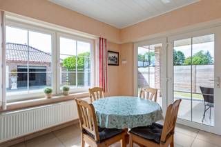 <p>Deze instapklare open bebouwing uit 2008 is rustig gelegen nabij de dorpskern van Nieuwmoer op een perceel van 841m². De woning beschikt over een ruime woonkamer met parketvloer en gashaard, een volledig ingerichte keuken, drie slaapkamers, een badkamer met ligbad en douche, een praktische wasplaats, technische ruimte en een opbergzolder. Vanuit de keuken heeft u rechtstreeks toegang tot het overdekte terras en de onderhoudsvriendelijke buitenruimte. Een troef is de vrijstaande garage van maar liefst 60m² met een elektrische en een handmatig bedienbare poort, ideaal voor meerdere voertuigen, een hobby of extra opslag. Verder geniet u van een EPC-label B, conforme elektriciteit, PVC-schrijnwerk met dubbele beglazing en elektrisch bedienbare rolluiken. Een instapklare woning die comfort, functionaliteit en een rustige ligging perfect weet te combineren.</p>