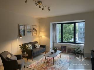 <strong>Dit appartement is beschikbaar vanaf 1 september 2026!<br />Vaste maandelijkse kosten: € 70,00 <br />Maandelijkse provisie verwarming: € 80,00 (je hebt zelf geen gascontract nodig!)</strong><br /><br />Ontdek dit prachtige appartement met twee ruime slaapkamers, ideaal gelegen aan de voet van de levendige winkelstraat van Hasselt. Deze charmante woning combineert comfort, ruimte en een toplocatie in het centrum van de stad.<br /><br />De grote, open leefruimte baadt in het natuurlijke licht en biedt een warme en uitnodigende sfeer – perfect voor gezellige avonden of het ontvangen van gasten. De indeling is doordacht, met voldoende plaats voor zowel een zit- als eetgedeelte. <br /><br />Dankzij de centrale ligging geniet je van alles wat Hasselt te bieden heeft: winkels, horeca, cultuur en openbaar vervoer bevinden zich op wandelafstand. Toch biedt het appartement een rustige thuisbasis, weg van de drukte van de stad.<br />Een ideale woonplek voor wie houdt van het bruisende stadsleven in combinatie met hedendaags wooncomfort.<br /><br />Word jij de nieuwe bewoner van dit prachtig appartement? Surf naar www.vdv-vanderveken.be, kies bij "TE HUUR" voor dit pand en vul de kandidatenfiche in (klik in het gouden balkje op "Ik wil dit pand graag huren!"). Wij contacteren je voor een afspraak!