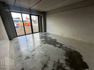 Op een strategisch gelegen bedrijfssite aan de Gentseweg (N43) te Waregem, een belangrijke commerciële verbindingsweg met een uitstekende zichtbaarheid, worden 6 moderne nieuwbouw KMO-units gerealiseerd.<br /><br />De unit beschikt over opslag-/bedrijfsruimte met oppervlakte van +/- 230 m², telkens in combinatie met een inpandig kantoor/showroom van +/- 25 m² met glaspartij.<br />De units zijn ontworpen voor ondernemers die op zoek zijn naar een kwalitatieve en goed bereikbare bedrijfsruimte, waarbij magazijn-/atelier-/opslagruimte wordt gecombineerd met een praktisch inpandig kantoor of showroom en afzonderlijk toilet. Dankzij deze combinatie zijn de units geschikt voor diverse professionele activiteiten.<br /><br />De site geniet een commerciële ligging aan de Gentseweg, met een goede zichtbaarheid en een vlotte verbinding naar het centrum van Waregem en de omliggende gemeenten. Bovendien bevindt het project zich nabij de E17, met op- en afrit Waregem, wat zorgt voor een uitstekende bereikbaarheid richting Gent, Kortrijk.<br /><br />Contacteer PANORAMA B2B voor bijkomende technische inlichtingen, plannen of een vrijblijvend plaatsbezoek op het nummer 0460 97 66 66.