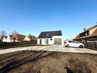 Deze volledig nieuwbouwwoning biedt uitzonderlijk veel ruimte en comfort en is gelegen op een rustige en aangename locatie met een vlotte...