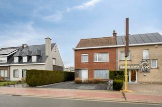 <span><span>Bent u op zoek naar een <strong>ruime woning</strong> die u volledig naar eigen smaak kan renoveren? Deze<strong> halfopen bebouwing op een perceel van 545 m²</strong> biedt maar liefst meer dan 230 m² potentiële bewoonbare oppervlakte en vormt de ideale basis voor uw droomwoning.<br />De woning beschikt momenteel over <strong>3 volwaardige slaapkamers </strong>en een ruime zolder met de <strong>mogelijkheid om meerdere extra slaapkamers </strong>of een hobbyruimte te creëren. Dankzij de grote raampartijen met rolluiken geniet u van een aangename, lichtrijke leefomgeving.<br /><br /><u>Extra troeven:</u></span></span>
<ul>
	<li><span><span>Goede en vlot bereikbare ligging;</span></span></li>
	<li><span><span><strong>Uitgang achteraan het perceel;</strong></span></span></li>
	<li><span><span>Muren reeds geïnjecteerd (facturen beschikbaar);</span></span></li>
	<li><span><span><strong>Veel bergruimte;</strong></span></span></li>
	<li><span><span><strong>Bijgebouw ingericht als extra woonruimte</strong> met badkamer en toilet (ideaal voor kangoeroe wonen, praktijkruimte of hobby);</span></span></li>
	<li><span><span><strong>2 à 3 niet-overdekte parkeerplaatsen + garage;</strong></span></span></li>
	<li><span><span>Mobiscore 8,2/10;</span></span></li>
	<li><span><span><strong>Laag KI: 614.</strong></span></span></li>
</ul>
<span><span>Kortom, een ruime woning met karakter en bijzonder veel potentieel voor wie ruimte, licht en mogelijkheden belangrijk vindt.</span></span><br /><br /><span><span>Maak nu uw afspraak op het nummer 051/50 11 51 of mail naar info@diksimmo.be en ontdek uw nieuwe thuis op de rand van Izegem.</span></span>