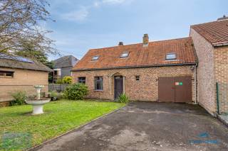 Aan de rustige Meeënheide in Genk wacht deze karaktervolle woning op een nieuw hoofdstuk. Met een perceel van 990 m², een afzonderlijk bijgebouw en een ruime binnenkoer spreekt deze eigendom vooral liefhebbers aan die een woning naar eigen smaak willen renoveren.<br /><br />Het woonhuis vindt zijn oorsprong in de late 19de eeuw. De bakstenen gevel, de gebogen deuromlijsting en de zichtbare houten balken geven het een landelijke charme die bij een doordachte renovatie mooi tot haar recht kan komen.<br /><br />De halfopen woning heeft een oppervlakte van circa 167 m² volgens het EPC. Op het gelijkvloers bevinden zich de inkomhal, een leefruimte met zit- en eetgedeelte, keuken, sanitaire ruimtes en veranda. Boven zijn er drie slaapkamers. Een garage vervolledigt het hoofdgebouw.<br /><br />Het afzonderlijke bijgebouw met zolderverdieping en de bijkomende bergruimtes geven deze eigendom een extra dimensie. Interessant voor wie veel plaats zoekt voor materiaal of een hobby en de mogelijkheden verder wil onderzoeken.<br /><br />Buiten vormt de binnenkoer een beschutte plek tussen de gebouwen. Daarachter ligt nog een tuin, terwijl de diepe oprit en het groen vooraan afstand creëren tot de straat. Een fijne omgeving voor wie houdt van rust, buitenruimte en een woning met een eigen karakter.<br /><br />De eigendom is grondig te renoveren. Hier krijg je de kans om de bestaande charme te bewaren en te combineren met hedendaags wooncomfort.<br /><br />Wenst u meer informatie of een bezichtiging? Contacteer Ferhat op <strong>0469 47 28 60</strong> of mail naar <strong>info@immo-center.be</strong>.