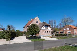 In een rustige en residentiële villawijk van Sint-Idesbald, op wandelafstand van de duinen en het Museum Paul Delvaux, ligt deze buitengewone...