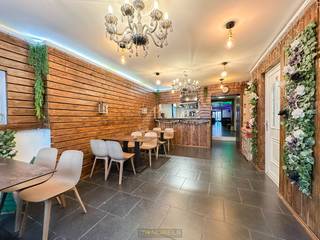 Ruime en <strong>INSTAPKLARE EIGENDOM MET EEN UITZONDERLIJKE ZICHTBAARHEID</strong>. Dit <strong>MULTIFUNCTIONELE</strong> gebouw combineert een <strong>ROYALE HANDELSRUIMTE OP HET GELIJKVLOERS MET WOONST</strong> boven, en beschikt bovendien over een <strong>BUITENTERRAS VOOR- EN ACHTERAAN</strong> én een <strong>RIANT DAKTERRAS</strong> bij het woongedeelte. De <strong>GELIJKVLOERSE VERDIEPING VAN CA. 180 M²</strong> is momenteel ingericht als horecazaak en omvat verschillende functionele ruimtes met directe toegang tot het terras en de sfeervolle stadstuin. Dankzij de ligging <strong>OP WANDELAFSTAND VAN WINKELS, OPENBAAR VERVOER, HORECA EN HET STADSCENTRUM</strong>, geniet je hier van een uitstekende bereikbaarheid en zichtbaarheid, zowel voor <strong>COMMERCIËLE DOELEINDEN ALS RESIDENTIEEL COMFORT</strong>. Op de <strong>EERSTE VERDIEPING</strong> vinden we een lichtrijke leefruimte met eetplaats en open keuken, een comfortabele slaapkamer en een moderne badkamer. De <strong>TWEEDE VERDIEPING</strong> biedt gelijkaardige troeven met een tweede leefruimte en keuken, een extra slaapkamer en een eigen badkamer.<br /><br />Adres: Vredestraat 4 te Geraardsbergen. <br /><br />G-score + P-score A. Geen renovatieverplichting van toepassing.