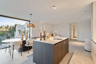 Op een boogscheut van het centrum van Halen en op slechts 3 minuten wandelen van de gekende snuffelmarkt hebben in ons prachtig nieuwbouwproject “Residentie Halon” nog enkele mooie appartementen op verdiep te koop! Appartement A15 bijvoorbeeld is gelegen op het 3de (en bovenste verdiep) en beschikt over 3 ruime slaapkamers en heeft een aangenaam terras.<br /><br />Ook dit nieuwbouwappartement beschikt over een eigen warmtepomp en PV-panelen om zo uw energiefactuur tot een minimum te beperken. Een groot pluspunt als toekomstige woonst of duurzame en kwalitatieve investering!<br /><br />Voor meer informatie ontvangen we u graag bij ons op kantoor of ter plaatse om dit prachtige project tot in de puntjes toe te lichten. Bel nu Elien Mombaerts op het nummer 0470/38.21.30.