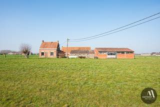 Op een sublieme locatie is deze hoeve gelegen op een perceel van maar liefst 7.290m² in het pittoreske Vossenhol, een gehucht van Maldegem...