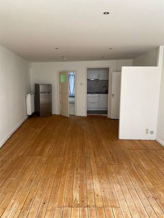 Super gelegen appartement met 1 slaapkamer in klein gebouw.  Het appartement heeft een ruime leefruimte met open keuken. slaapkamer is achteraan gelegen met aansluitend de badkamer. 50 euro gemeenschappelijke kosten waarin water voorzien is. Vrij vanaf 1 mei 2026.