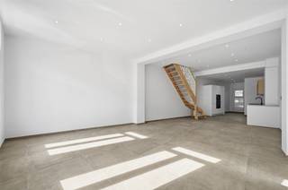 <p><span>Ce n'est pas tous les jours que nous pouvons proposer une maison récemment rénovée avec un score EPC de …. kWh/m²/an. Ce score a été atteint grâce à l'installation de : Fenêtres en PVC (Aluplast) avec verre super isolant, chauffage par le sol (rez-de-chaussée),  une chaudière à condensation (Vaillant), 9 panneaux solaires, une batterie domestique de 5 kW (Growatt),  cm d'isolation du sol, cm d'isolation des murs et cm d'isolation de la toiture. Grâce aux grandes fenêtres du côté de la rue, beaucoup de lumière pénètre dans le salon avec cuisine ouverte et hauts plafonds. L'ensemble de la structure intérieure et toutes les techniques ont été rénovées. La cuisine ouverte sur mesure comprend une plaque de cuisson à induction de 80 cm de large (AEG), un micro-ondes, un four, un lave-vaisselle (AEG), une hotte aspirante (Elica), un réfrigérateur et un congélateur (Exquisite). Ceux qui ont le sens du détail remarqueront l'escalier en contreplaqué, les spots LED intégrés au plafond et les télérupteurs (interrupteurs à bouton-poussoir). La salle de bains est suffisamment grande pour accueillir une douche à effet pluie avec paroi en verre, un meuble lavabo avec armoire à glace (noir/bois), un meuble colonne, un radiateur décoratif et un espace pour une machine à laver. Les deux toilettes sont fournies séparément, avec un lavabo. Les 4 chambres spacieuses avec des plafonds hauts sont un atout supplémentaire. Il y a également un local technique avec une arrivée d'eau. Le petit espace extérieur est entièrement clos et pavé. Le Mobiscore officiel presque parfait de 9,5 sur 10, prouve qu'ici vous bénéficiez d'excellentes connexions avec les transports publics, les écoles, les magasins, etc.  </span></p><p><span> </span></p>