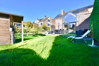 UNIEKE KANS – Polyvalent gebouw met 2 volwaardige wooneenheden!
Bent u op zoek naar een slimme investering of een ruime woning voor twee gezinnen (kangoeroewoning)? Dit veelzijdige pand combineert comfortabel wonen met interessante verhuurmogelijkheden, op een rustige en toch centrale ligging.
Het gebouw omvat twee afzonderlijke wooneenheden, elk met een eigen indeling en karakter.
Eenheid 1: geniet van aangenaam wonen met tuin en inpandige garage. De leefruimte en keuken geven uit op een private tuin – ideaal voor ontspanning – terwijl de eerste verdieping twee slaapkamers en een badkamer biedt.
Eenheid 2: ruim en licht, met leefruimte, keuken, salon en twee slaapkamers en badkamer op de eerste verdieping. Bovenaan bevindt zich een derde slaapkamer, perfect als master bedroom of bureauruimte.
Een ideale opportuniteit voor gezinnen of investeerders die comfort, en rendement zoeken.
Mis deze kans niet en plan uw bezoek via 09/336 16 15 of mail naar info@vastgoedunicum.be
Virtuele rondleiding?
https://youtube.com/shorts/oq5tkVFQT-M
