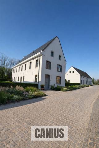 <p><span>Rust &amp; natuur nabij het stadscentrum</span></p><p><span>Aan de stadsrand van Sint-Truiden treffen wij op het pittoreske Begijnhof de site ’T Godshuis aan. Het betreft een kleinschalig project bestaande uit zeven woningen (vier nieuwbouwwoningen en drie gerenoveerde woningen ondergebracht in een beschermd monument). De ligging kunnen wij als ideaal bestempelen! Zo geniet je hier van de rust en de rijke geschiedenis die het Begijnhof uitstraalt in combinatie met de natuur van Domein ’t Speelhof. Daarnaast bevinden wij ons op wandel- en fietsafstand van het stadscentrum van Sint-Truiden. Zo begeven wij ons vlot naar lokale handelaars, supermarkten, de wekelijkse Haspengouw Markt, gezellige drank- en eetgelegenheden, het stadspark, … Ook voor grotere verplaatsingen ben je hier aan het juiste adres. Door de nabijheid van belangrijke invalswegen is een goede verbinding naar omliggende steden en gemeenten gegarandeerd. Kortom een ideale locatie om te genieten van alles wat de hoofdstad van Haspengouw te bieden heeft.</span></p><p><span> </span></p><p><span>Wonen in een beschermd monument </span></p><p><span>Woning 1 beschikt over 134m² woonoppervlakte en omvat op het gelijkvloers een inkomhal, een berging, een apart toilet en een leefkeuken.</span></p><p><span>De eerste verdieping biedt een nachthal, een badkamer en twee slaapkamers.</span></p><p><span>Onder het prachtige dakgebinte op de tweede verdieping kunnen we een ruime leefruimte en een bergruimte terugvinden.</span></p><p><span>Bijkomend kan men genieten van een privatieve tuin, terras en gemeenschappelijke fietsenstalling.</span></p><p><span>Dit allemaal met respect voor het historisch karakter (prachtige authentieke balken, traditionele materialen, …) in combinatie met hedendaags comfort wat resulteert in een energiezuinige woning klaar voor de toekomst! </span></p><p><span> </span></p><p><span>KORT SAMENGEVAT</span><span>:</span></p><p><span>Prijs: € 401.600,00</span></p><p><span>Verkoop onder registratierechten (2% of 12%)</span></p><p><span> </span></p><p><span>Wonen in een unieke setting waar heden &amp; verleden elkaar omarmen!</span></p><p><span>Nieuwsgierig welke woning het best aansluit bij jouw levensstijl? Maak snel een afspraak of vraag maar informatie aan bij één van de medewerkers van Canius Real Estate. Je kan ons bereiken op het nummer 011 74 12 36 of via <span>info@canius.be</span></span><span>.</span></p><p><span> </span></p><p><span>*Deze gegevens zijn louter ter informatieve titel. De vermelde oppervlaktes zijn slechts een indicatie. Canius Real Estate kan niet verantwoordelijk gesteld worden voor de juistheid van de aan haar verstrekte gegevens.</span></p><p><span> </span></p><p><span> </span></p>
