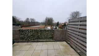 Een appartement op de eerste verdieping bestaande uit een woonkamer, keuken, 2 slaapkamers, badkamer, wasplaats, terras, autostaanplaats...