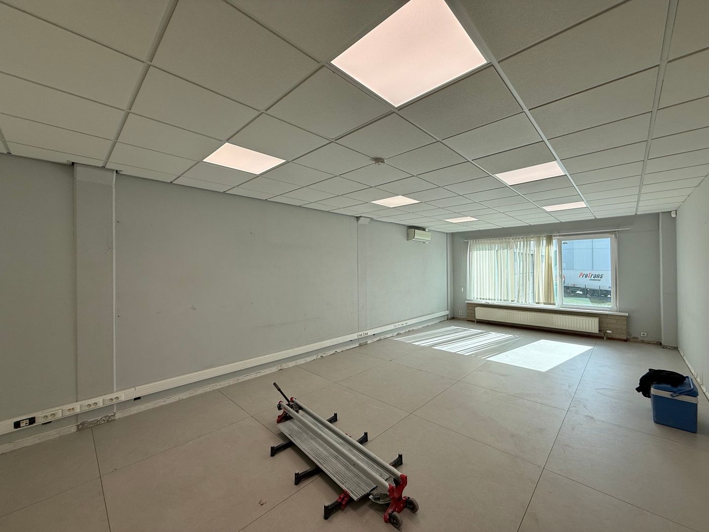 Uitstekend bereikbaar bedrijfsgebouw van 1.220 m² te huur te Gent (Desteldonk) - photo 4