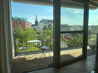 Prachtig lichtrijk appartement op toplocatie aan het Sluispark in Leuven<br />Bent u op zoek naar een stijlvol en comfortabel appartement op een uitstekende ligging? Dan is dit prachtige, lichtrijke appartement aan het groene Sluispark in Leuven zeker een bezoek waard.<br />Het appartement beschikt over een ruime inkomhal, een apart gastentoilet, een praktische berging, een aangename leefruimte met veel natuurlijke lichtinval en een open keuken. Daarnaast is er een aparte bureauruimte, ideaal voor thuiswerk of als extra hobbykamer. Via de leefruimte heeft u toegang tot het gezellige terras. De badkamer is uitgerust met een douche en een lavabo, parkeerplaats en berging.<br />Een ondergrondse parkeerplaats is inbegrepen bij het appartement en zorgt voor extra comfort.<br />Huurprijs: Appartement: € 1.450/maand + Ondergrondse parkeerplaats: € 100/maand + Gemeenschappelijke kosten: € 150/maand<br />Interesse of wenst u meer informatie of een bezoek? Neem gerust contact met ons op via claudia@immogve.be of bel 016/56.56.14.