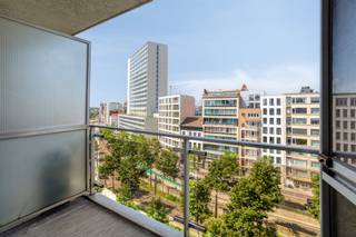 Dit ruime appartement te koop aan de Italiëlei 213 beschikt over een bewoonbare oppervlakte van maar liefst 146 m². Het appartement biedt alle ruimte en comfort voor wie op zoek is naar een volwaardige stadswoning.<br />De lichtrijke leefruimte vormt het hart van de woning en is ideaal om te ontspannen of gasten te ontvangen. Daarnaast beschikt het appartement over drie volwaardige slaapkamers en twee badkamers, waardoor het perfect geschikt is voor gezinnen, koppels of wie graag extra ruimte heeft voor een bureau of hobbykamer.<br />Wie graag zijn wagen dicht bij huis parkeert, kan optioneel een parkeerplaats mee aankopen.<br />De ligging is ongetwijfeld één van de grootste troeven van dit appartement. Aan de Italiëlei geniet u van een vlotte verbinding met de Leien en het openbaar vervoer, en bevindt u zich op wandelafstand van het bruisende centrum van Antwerpen met tal van restaurants, cafés en winkels. Ook het Eilandje en de Meir zijn snel bereikbaar.<br /><br />Indeling<br />- inkomhal <br />- leefruimte <br />- terras <br />- keuken <br />- terras<br />- berging<br />- gastentoilet <br />- 3 slaapkamers waarvan 2 met ensuite badkamer <br />- kelder <br />- parking (optioneel bij te kopen) <br /><br />Dit appartement te koop wordt aangeboden voor een prijs van 395.000 euro. Daarnaast is er ook een garagebox te koop aan 39.000 euro. <br />Bent u geïnteresseerd in een appartement of woning te koop in Antwerpen? Aarzel dan niet om ons te contacteren. <br />Had u graag uw eigen eigendom te koop aangeboden contacteer ons dan voor een vrijblijvende schatting, telefonisch op het nummer 03/206.76.76 of per mail naar antwerpen@dewaele.com. <br /><br />Ook voor alle andere vragen omtrent vastgoed kan u steeds bij ons kantoor te Antwerpen terecht!<br /><br />Bestuursmaatregelen in het maatregelenregister: nee