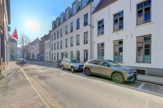 Dit gelijkvloerse kantoor thans ingedeeld als een appartement met één slaapkamer staat te koop in de Venusstraat in het centrum van Antwerpen...