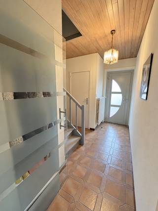 <p>Deze 4-slaapkamer woning met garage geniet een centrale, rustige ligging te Ardooie (De Tassche), vlakbij Roeselare, diverse winkels, openbaar vervoer alsook een vlotte verbinding autosnelweg richting Roeselare-Brugge-Kortrijk-Gent. In de tuin is een serre en ruime buitenberging aanwezig.</p>
<p>INDELING:<br />GELIJKVLOERS<br />– inkomhal + apart toilet<br />– leefruimte met eetplaats<br />– ingerichte, lichtrijke keuken met eetplaats en frontaal zicht op de tuin<br />– veranda met zicht op de tuin<br />– ruime garage (met sectionale poort)</p>
<p>EERSTE VERDIEP<br />– nachthal<br />– vier slaapkamers<br />– badkamer met badkamermeubel, ligbad + toilet</p>
<p>ZOLDER: geïsoleerd<br />TUIN + TERRAS + OPRIT</p>
<p>Algemene info:<br />– vrij vanaf 01/12/2026<br />– geen huisdieren<br />– Epc: 319 kWh/m²/jaar<br />– installatie zonnepanelen<br />– CV op mazout + houtkachel</p>
<p>Indien u meer info of een bezoek wenst, contacteer immo-deal bv: 0486 72 70 73.</p>