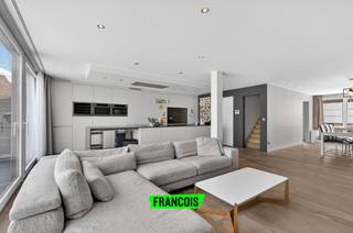 In het hart van de Vuurtorenwijk treffen we deze zeer ruime woning aan. Het pand werd volledig gerenoveerd met oog voor detail. Er werden hoogwaardige materialen gebruikt, een heel nieuw gedeelte bijgebouwd alsook werd de nodige aandacht verleend aan de energiezuinigheid van het pand. <br /><br />De woning beschikt eerst en vooral over een riante leefruimte. Doorheen de dag is er een aangename lichtinval en heeft u een open gevoel, waarbij de eetruimte naadloos overvloeit naar de leefhoek en open keuken. De keuken (Dovy) is volledig voorzien van hoogwaardige materialen en apparatuur. <br /><br />Vanuit de leefruimte is er ook steeds voeling met de tuin dankzij het brede schuifraam. De tuin werd daarenboven fraai aangelegd met een grasgedeelte en twee terrassen. Dankzij de oriëntatie geniet u hier van de zon tot aan de zonsondergang. <br /><br />Verder zijn er vier volwaardige slaapkamers beschikbaar, met een vijfde kamer die evenzeer kan dienen als bureau. <br /><br />De badkamer werd tevens hoogwaardig gerenoveerd, dit met kwalitatieve meubels (Detremmerie), ligbad (Villeroy & Boch) alsook een brede inloopdouche. <br /><br />Vooraan de woning is er een inpandige garage alsook een dubbele oprit.<br /><br />Ook op technisch vlak is de woning uitmuntend uitgerust. Zo is er een thuisbatterij (10kWh), 13 zonnepanelen (5200 Wp) en een Smappee slimme laadpaal. Dit alles draagt bij tot een energiezuinige woning voor u en uw gezin. <br /><br />Bent u op zoek naar een moderne gezinswoning, voorzien van al het nodige met oog voor detail, energiezuinigheid en ruimte? Aarzel dan niet en neem contact op voor meer info of een afspraak! <br /><br />