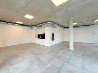 Bent u op zoek naar een praktische en centraal gelegen kantoorruimte in regio Leuven? Dan is deze instapklare kantoorruimte van circa 100 m² in de Celestijnenlaan in Heverlee precies wat u zoekt.<br /><br />Deze kantoorruimte is ideaal voor vrije beroepen, kleine ondernemingen of dienstverlenende bedrijven en beschikt over volgende troeven:<br /><br />- Volledig geïnstalleerde keuken – inclusief kookplaat, oven, microgolf, koelkast en opbergruimte.<br />- Handige berging met de nodige technieken – perfect voor archief of extra opslag.<br />- Douchekamer met douche, lavabo en toilet – comfortabel en praktisch, zeker bij lange werkdagen of sportieve werknemers.<br />- Licht en open karakter – grote ramen zorgen voor veel natuurlijk daglicht.<br />- Centrale ligging – gelegen langs belangrijke invalswegen met vlotte verbinding naar Leuven centrum, de E40 en de E314.<br /><br />Deze locatie combineert de rust van Heverlee met een uitstekende bereikbaarheid. Er zijn ook nog verscheidene parkeermogelijkheden zijn ook beschikbaar in het gebouw. Daarnaast is er ook een fietsenstalling voorzien. <br /><br />Nood aan een extra vergaderruimte? Dan kan je het tuinpaviljoen mee huren. <br /><br />Geïnteresseerd? Neem vandaag nog contact op voor meer informatie of een bezichtiging.